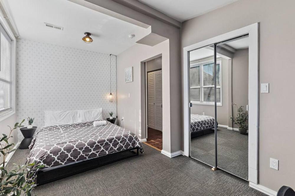 Beautiful 1Bedroom Apt - with Spacious Living Room